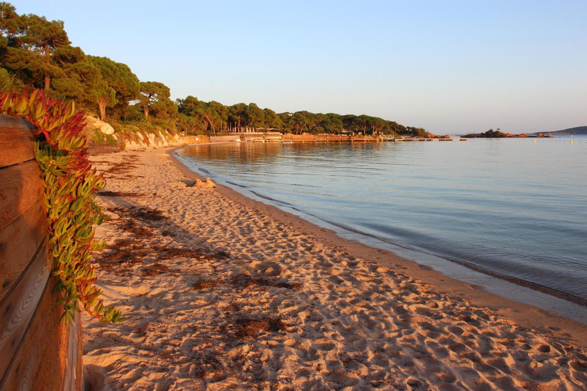 Fiori Di Cala Rossa Residence Hoteliere Lecci Kültér fotó